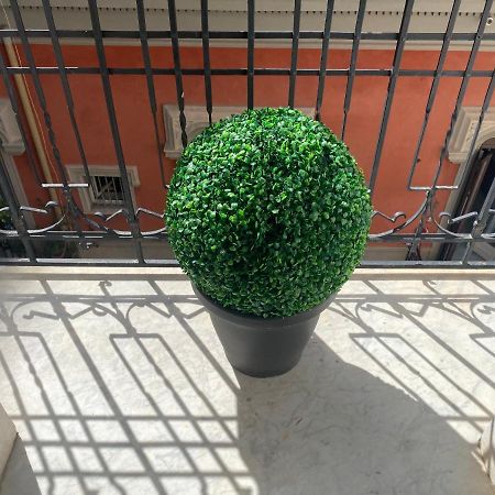 “La Pinta” Elegante Appartamento Al Vomero Naples Luaran gambar