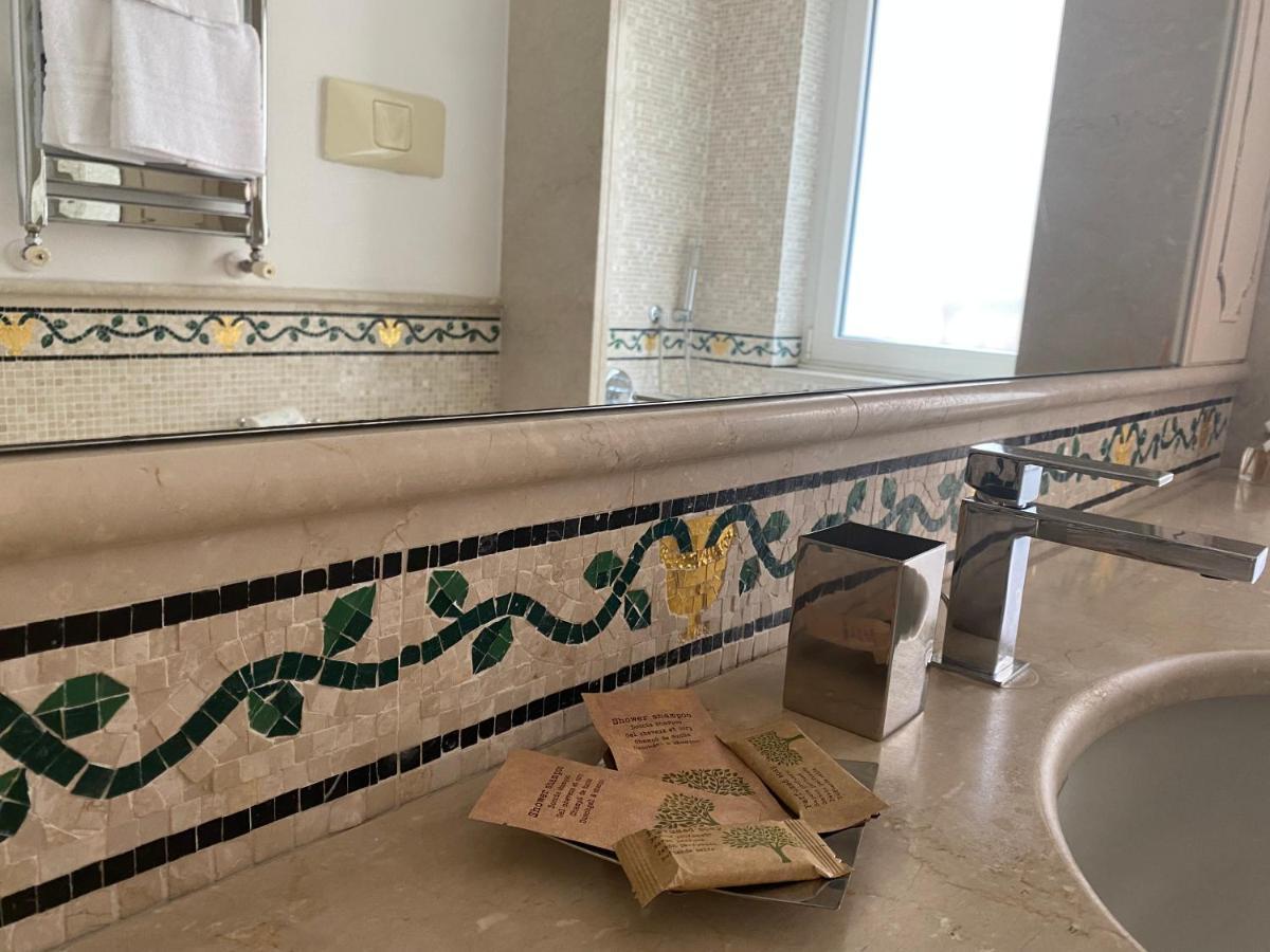 “La Pinta” Elegante Appartamento Al Vomero Naples Luaran gambar