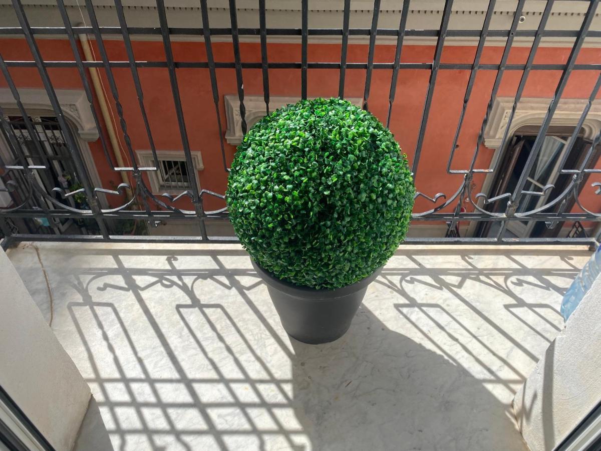 “La Pinta” Elegante Appartamento Al Vomero Naples Luaran gambar
