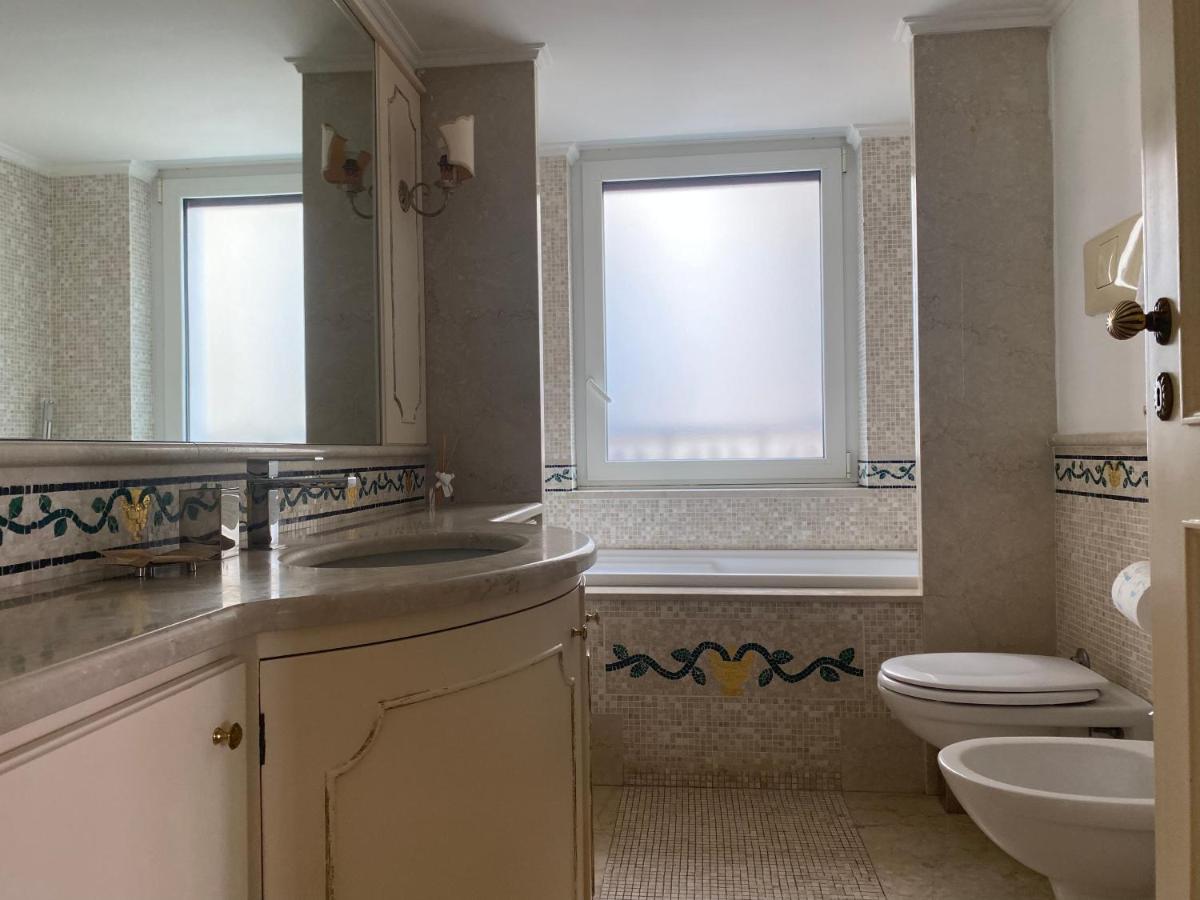 “La Pinta” Elegante Appartamento Al Vomero Naples Luaran gambar