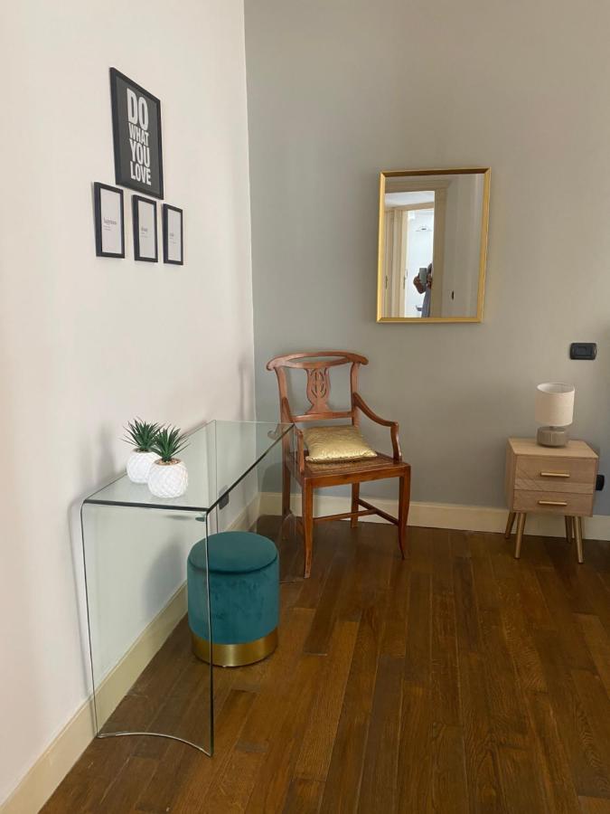“La Pinta” Elegante Appartamento Al Vomero Naples Luaran gambar
