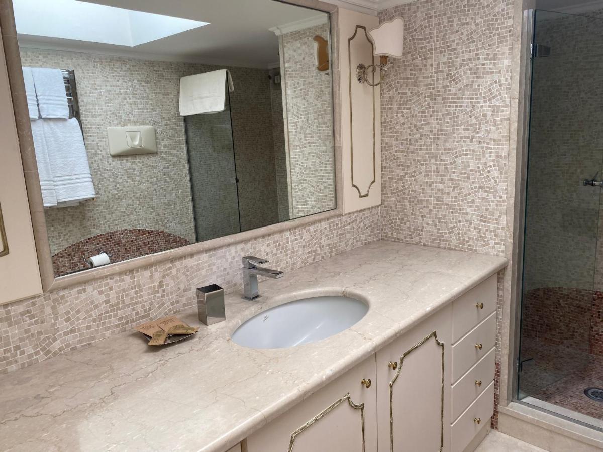 “La Pinta” Elegante Appartamento Al Vomero Naples Luaran gambar