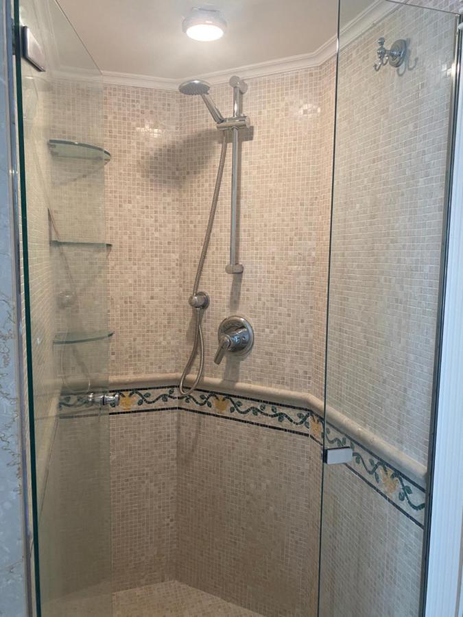 “La Pinta” Elegante Appartamento Al Vomero Naples Luaran gambar