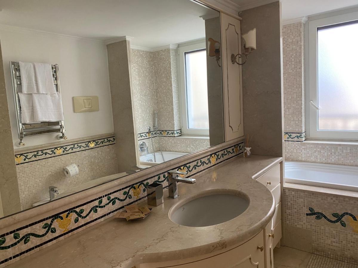 “La Pinta” Elegante Appartamento Al Vomero Naples Luaran gambar