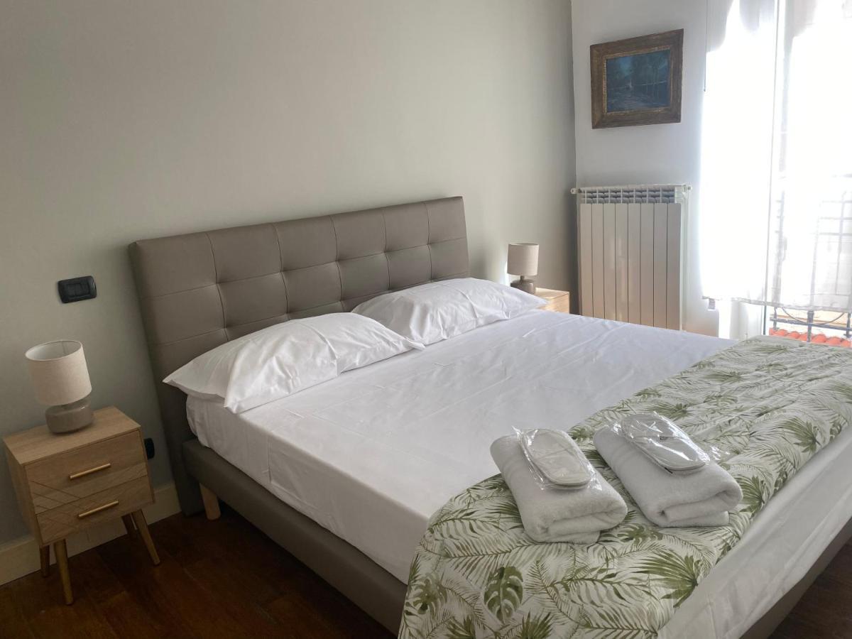 “La Pinta” Elegante Appartamento Al Vomero Naples Luaran gambar
