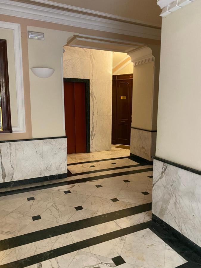 “La Pinta” Elegante Appartamento Al Vomero Naples Luaran gambar
