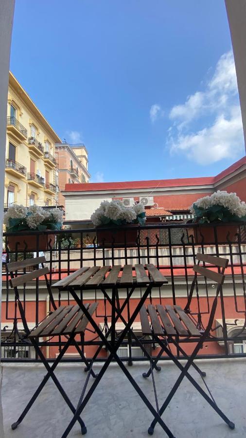 “La Pinta” Elegante Appartamento Al Vomero Naples Luaran gambar